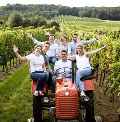 Heuriger und Weingut Stefan & Theres Oberschil - ausg'steckt von 1. Mai - 25. Mai, Hagenbrunn Öffnungszeiten